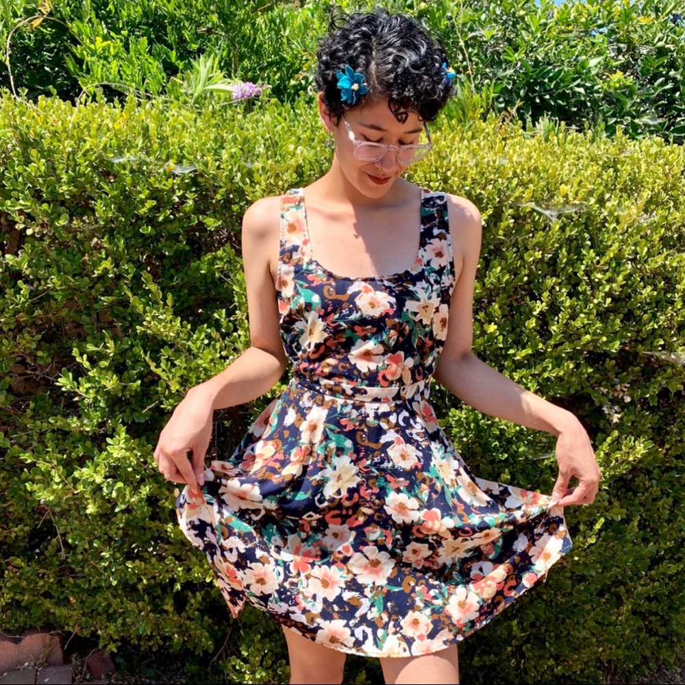 Springy floral dress with zipper